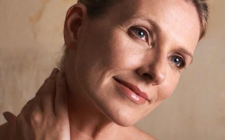 Photo stylisee d une femme d'age moyen - docteur christelle santini chirugien esthetique | Dr Santini Paris 16