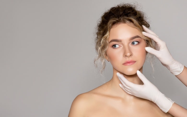 Photo stylisee du visage d une jeune femme - injections d acide hyaluronique selon le principe des md codes | Dr Santini Paris 16