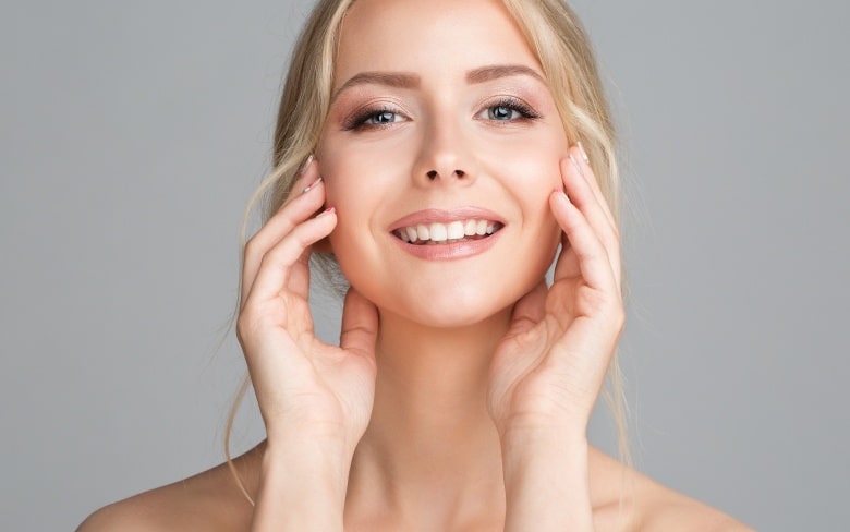 Photo de profile d une jeune femme souriante quel age pour faire un lifting | Dr Santini Paris 16