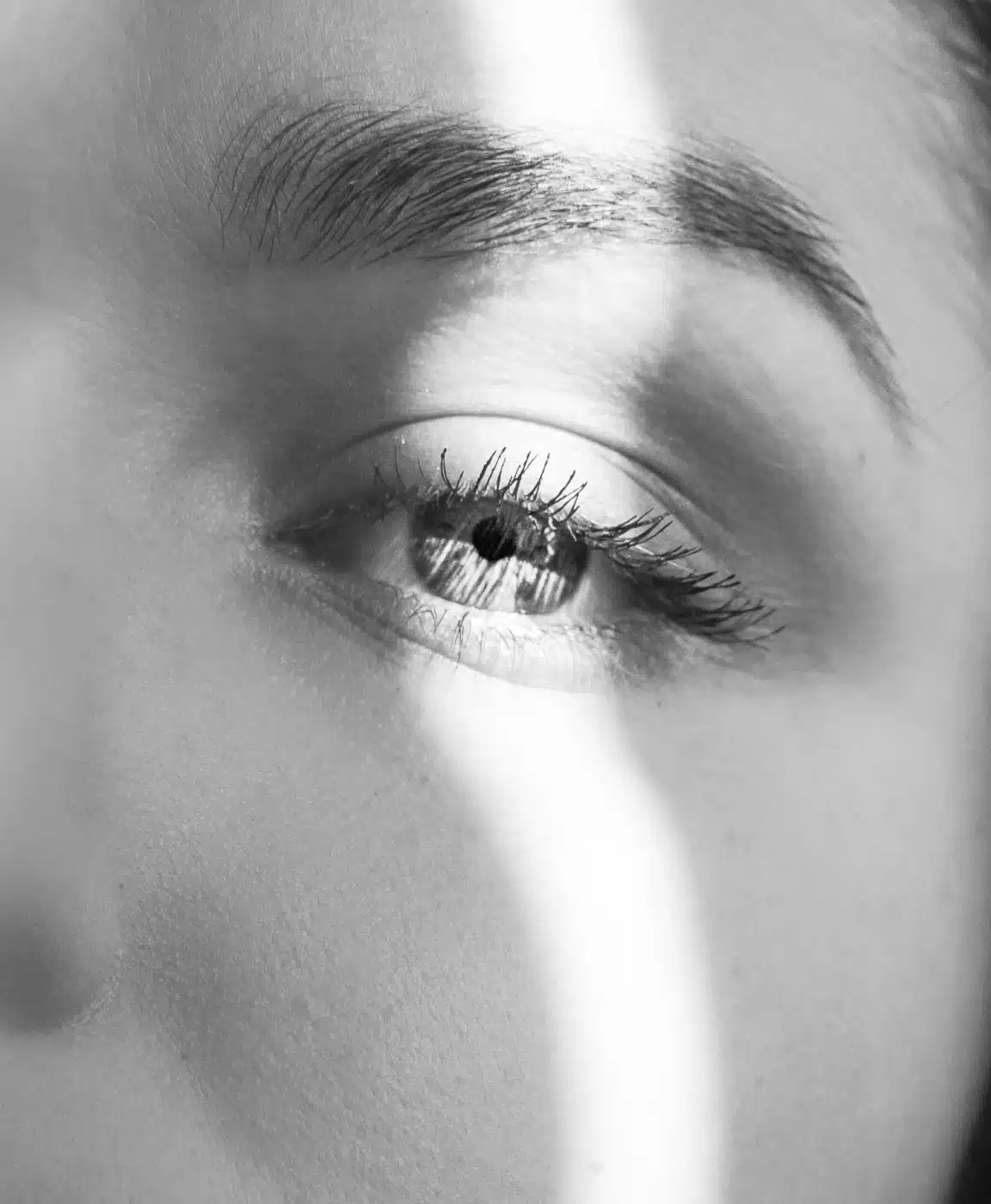 Photo rapprochee de l oeil d une jeune femme - blepharoplastie superieure | Dr Santini Paris 16