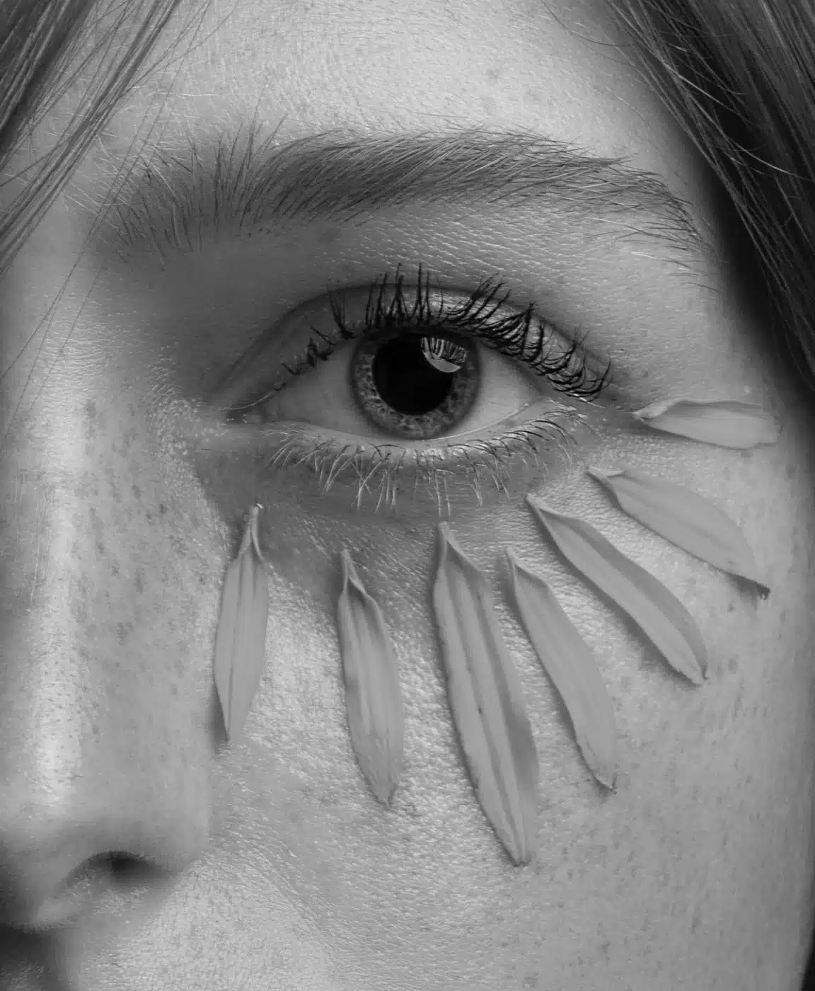 Vue rapprochee artistique de l oeil d une jeune femme - chirurgie des poches sous les yeux | Dr Santini Paris 16