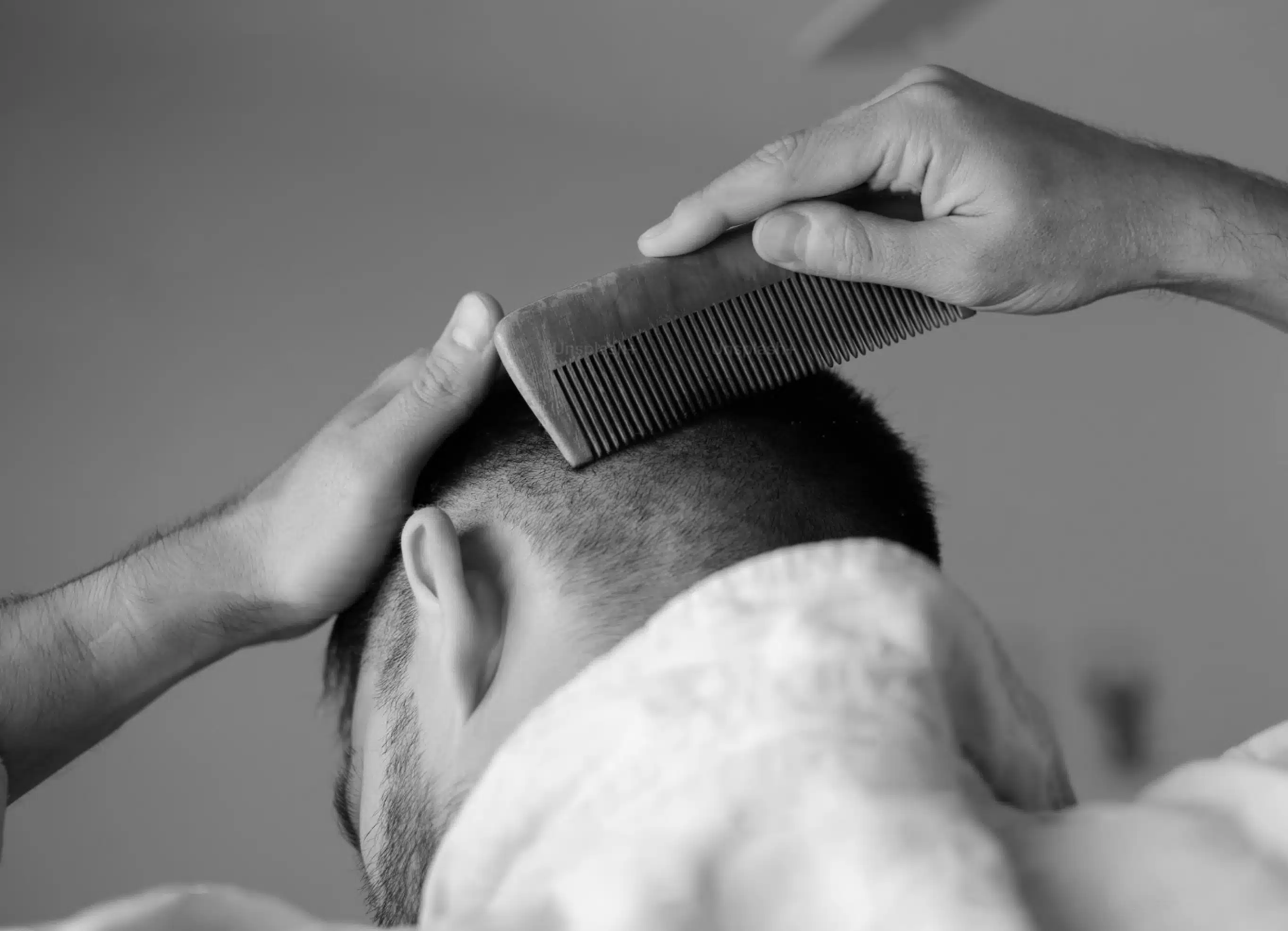 Photo stylisee de la tete d un homme se brossant les cheveux - greffe de cheveux FUE | Dr Santini Paris 16