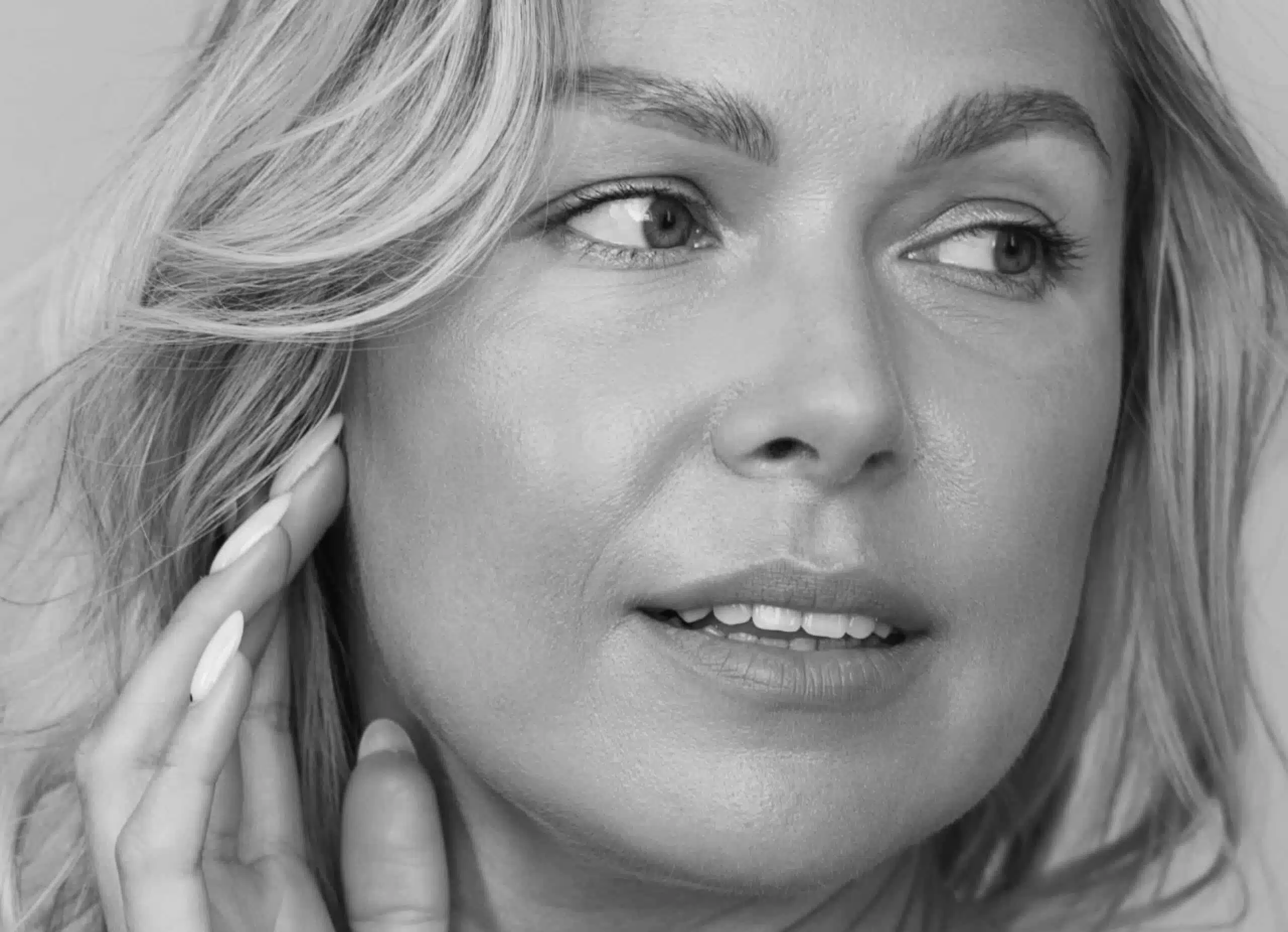 Jolie Photo de profile d une jeune femme - lifting visage | Dr Santini Paris 16