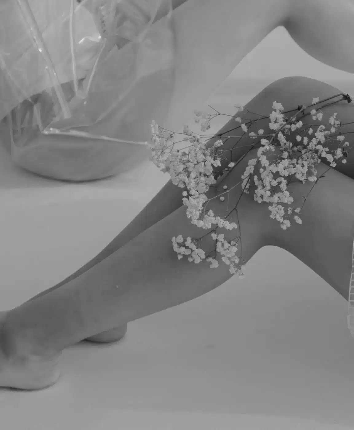 Photo stylisee des jabmes d une jeune femme assise - lipofilling mollet | Dr Santini Paris 16