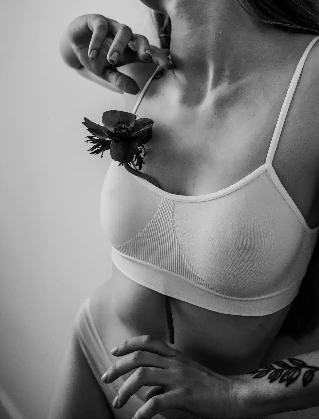 Photo stylisee d une poitrine d une jeune femme - avant et apres correction ptose mammaire | Dr Santini Paris 16