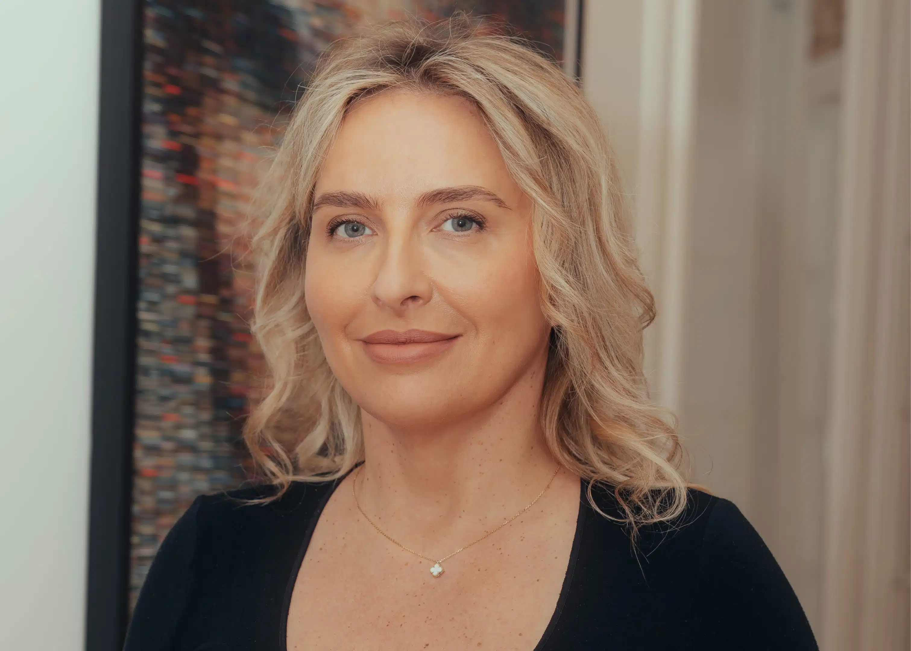 Jolie Photo de profil face du docteur Christelle Santini - l equipe | Dr Santini Paris 16