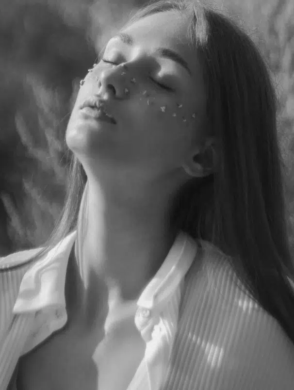 Photo stylisee d une jeune femme de profile face - avant et apres medecine esthetique | Dr Santini Paris 16