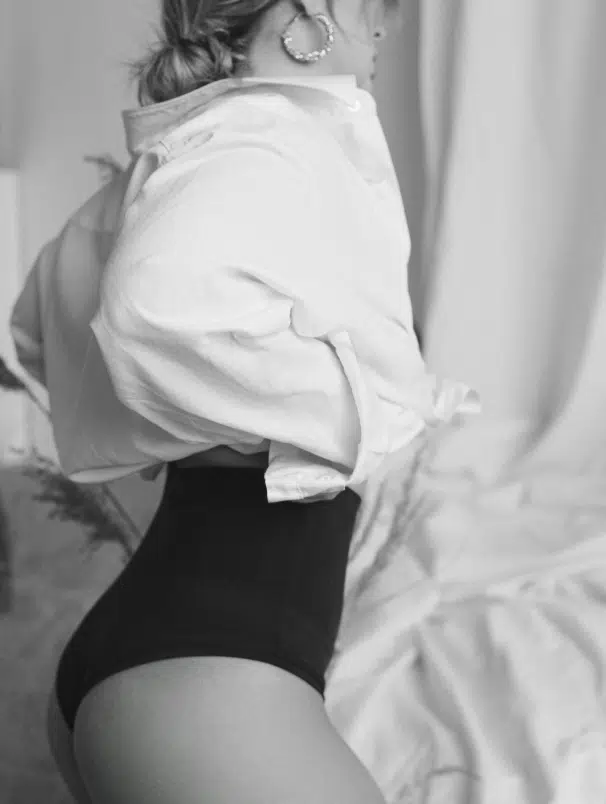 Photo d une jeune femme de profile droit montrant son ventre et ses cuisses - avant apres silhouette | Dr Santini Paris 16