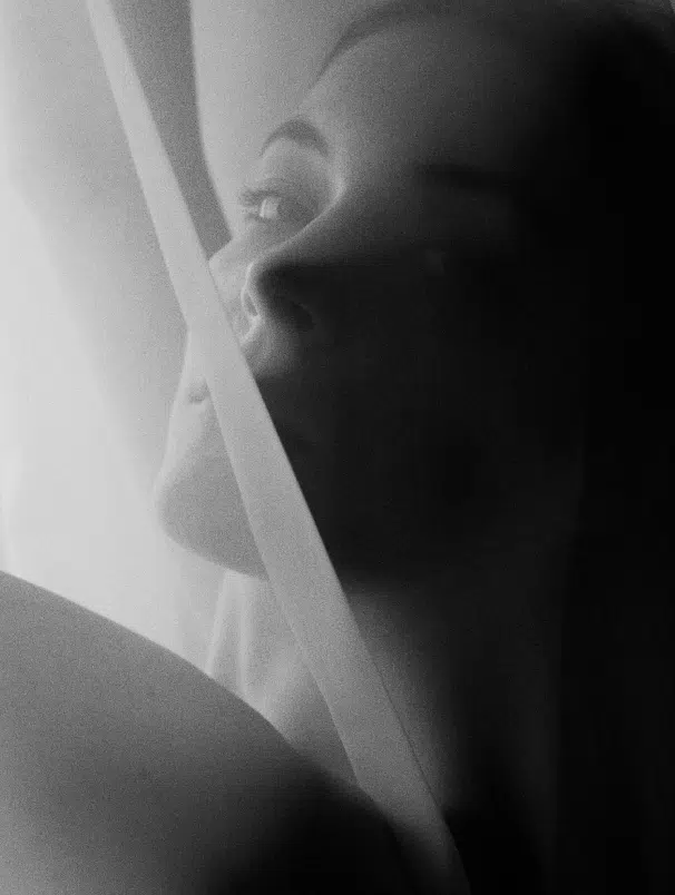 Photo stylisee de profile du visage d une femme - avant et apres visage | Dr Santini Paris 16