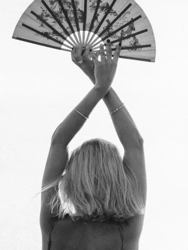 Photo artistique de dos d une femme portant un eventail pliable - lifting bras | Dr Santini Paris 16