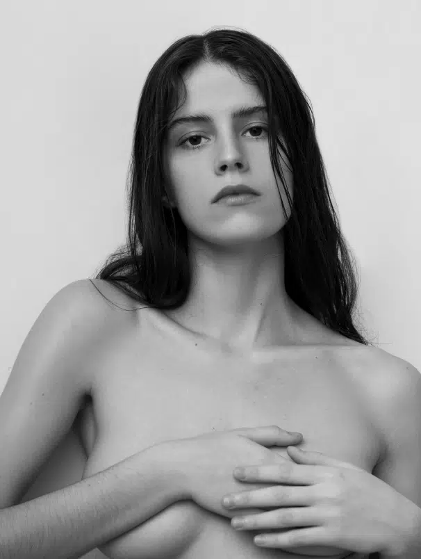 Jeune femme cachant ses seins avec ses mains - lipofilling mammaire | Dr Santini Paris 16