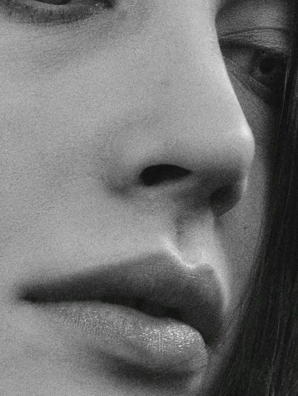 Vue rapprochee du visage d une jeune femme montrant son nez et sa bouche - rhinoplastie | Dr Santini Paris 16