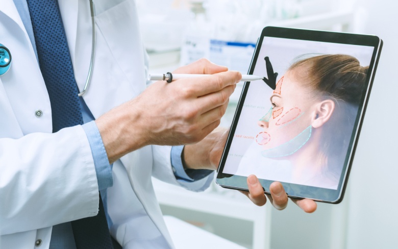 Chirurgien pour lifting cervico-facial